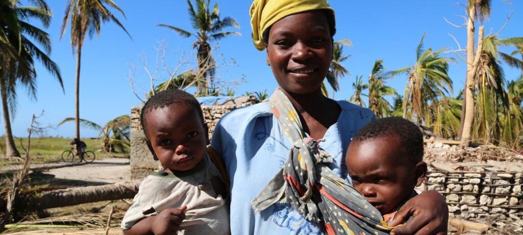 **Retrato de uma mãe segurando os seus filhos, símbolo da realidade de milhares de crianças afectadas pelo conflito e pelo terrorismo em Cabo Delgado.**
